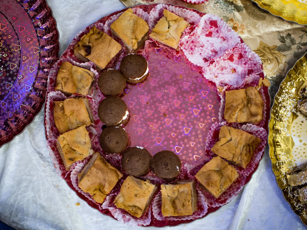 מגש קינוחים ורוד עם מאפים